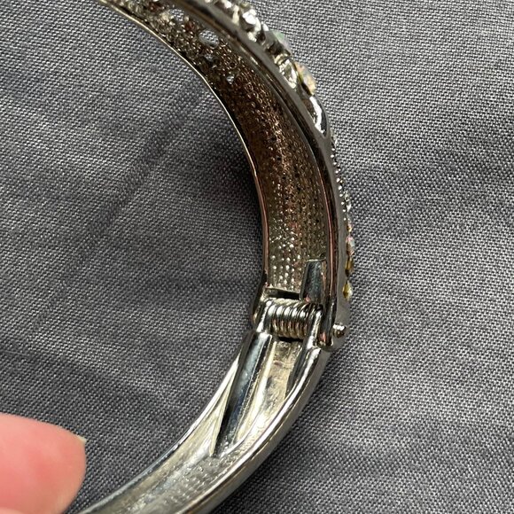 Vintage Aurora Borealis Rhinestone Filigree Hinged Bangle Bracelet - Picture 2 of 4